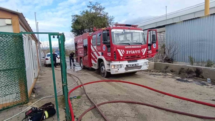 Prefabrik Ev Alevlere Teslim Oldu