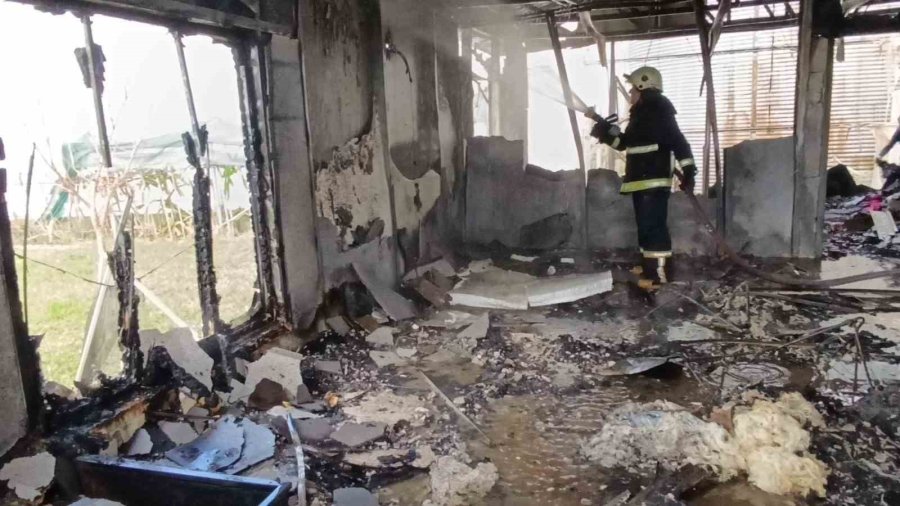 Prefabrik Ev Alevlere Teslim Oldu