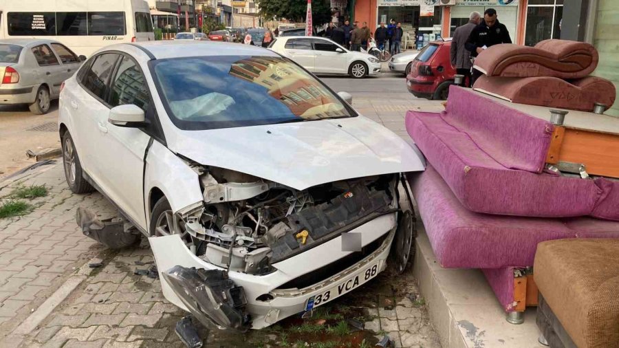 Kaza Anı Kamerada: Otomobiller Çarpıştı, 2 Sürücü Yaralandı