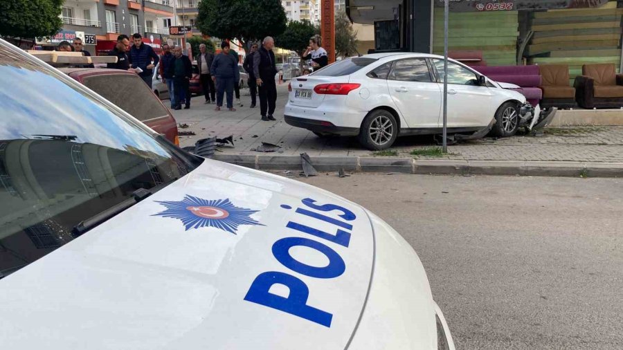 Kaza Anı Kamerada: Otomobiller Çarpıştı, 2 Sürücü Yaralandı