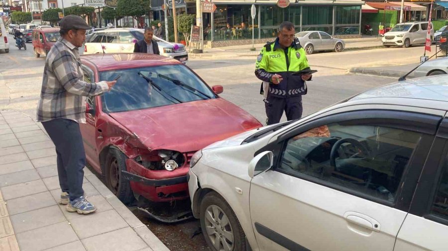 Kaza Anı Kamerada: Otomobiller Çarpıştı, 2 Sürücü Yaralandı