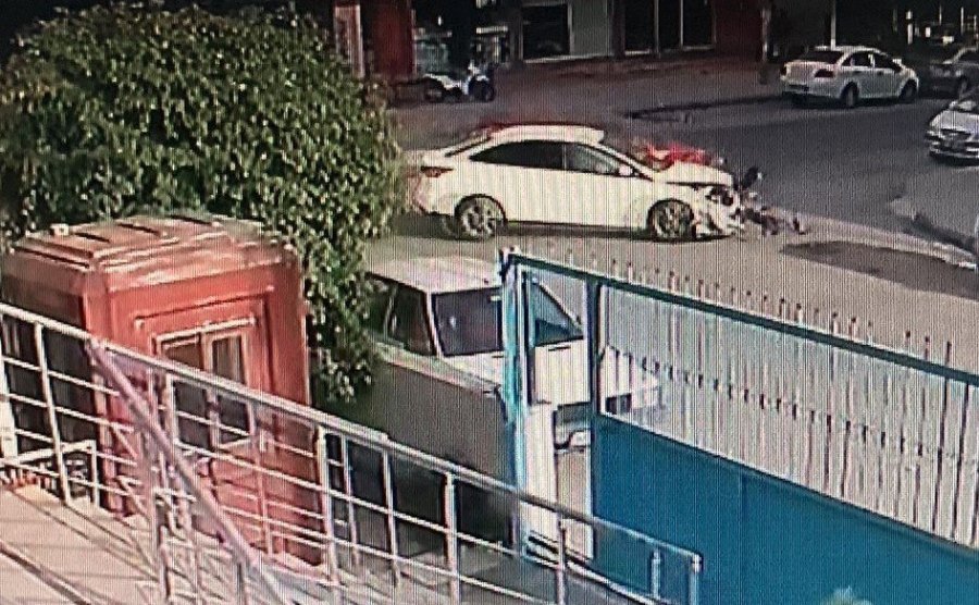 Kaza Anı Kamerada: Otomobiller Çarpıştı, 2 Sürücü Yaralandı