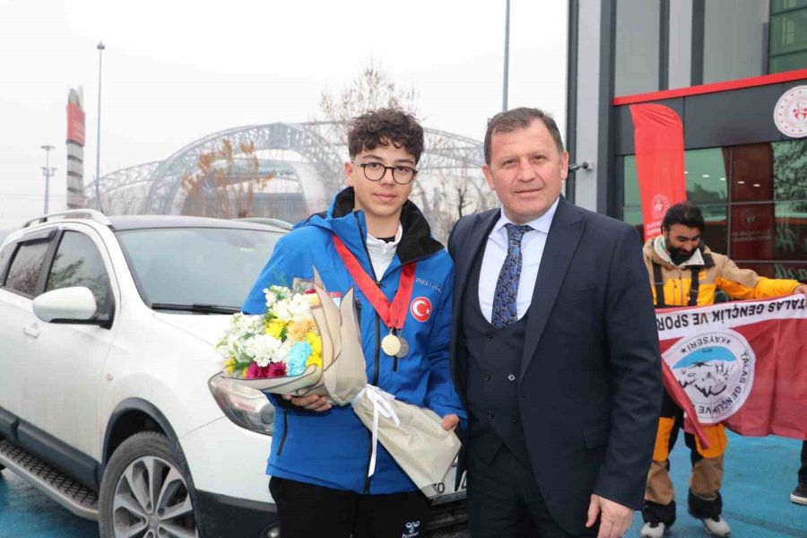 Şampiyon Sporcuya Coşkulu Karşılama