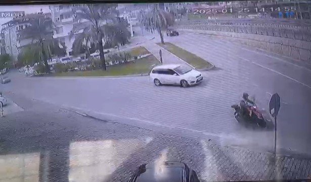 Alanya’da Şerit İhlali Yapan Otomobil Showrooma Daldı