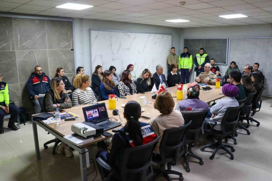 Jandarma Ekipleri Firma Çalışanlarını Bilgilendirdi