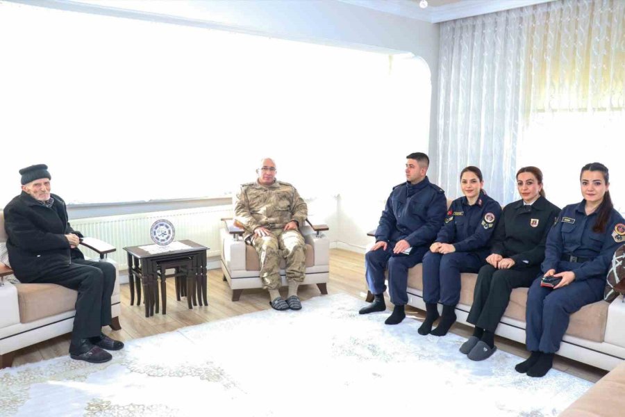 Jandarma Ekipleri Firma Çalışanlarını Bilgilendirdi