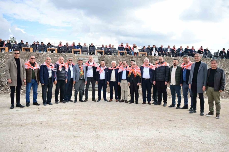 Kumluca’da Geleneksel Deve Gösterisi Nefes Kesti