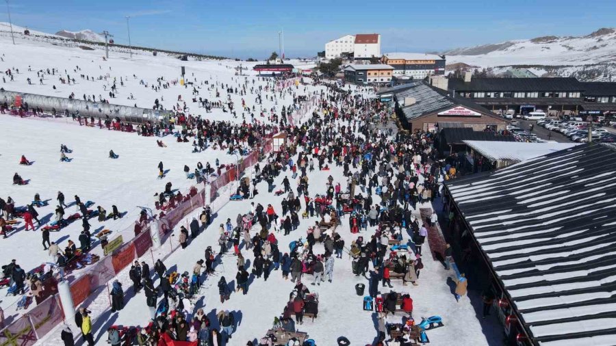 Erciyes’te Hafta Sonu Yoğunluğu, Binlerce Turist Pistlerde