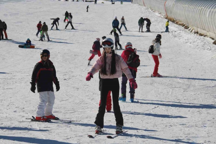Erciyes’te Hafta Sonu Yoğunluğu, Binlerce Turist Pistlerde
