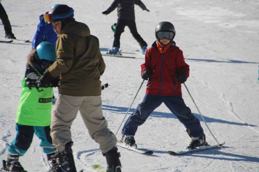 Erciyes’te Hafta Sonu Yoğunluğu, Binlerce Turist Pistlerde