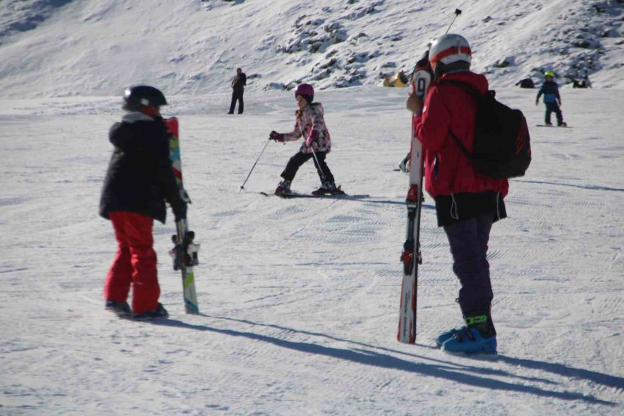Erciyes’te Hafta Sonu Yoğunluğu, Binlerce Turist Pistlerde