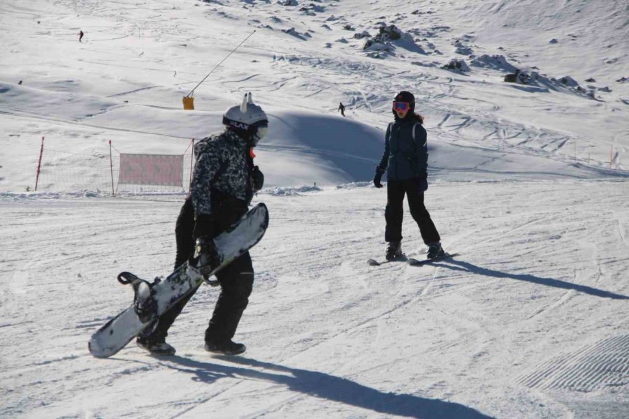 Erciyes’te Hafta Sonu Yoğunluğu, Binlerce Turist Pistlerde