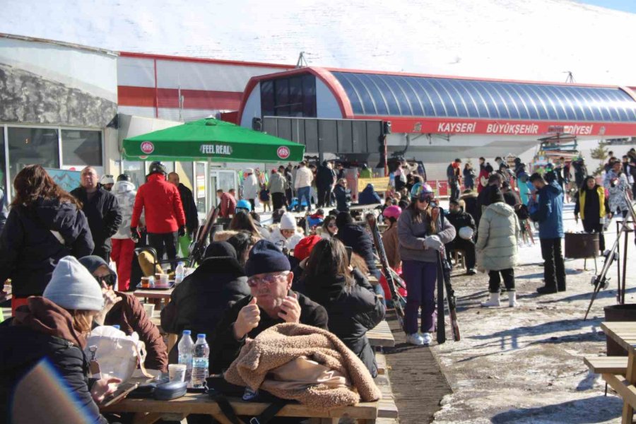 Erciyes’te Hafta Sonu Yoğunluğu, Binlerce Turist Pistlerde