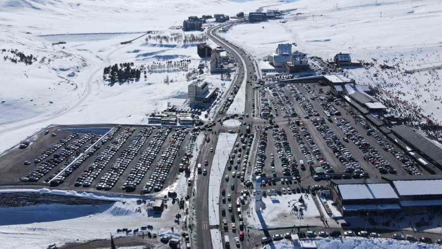 Erciyes’te Hafta Sonu Yoğunluğu, Binlerce Turist Pistlerde