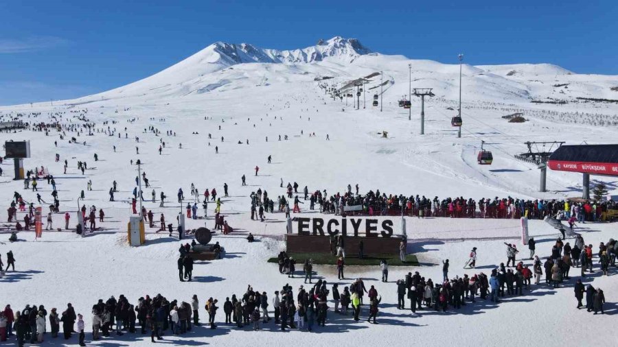 Erciyes’te Hafta Sonu Yoğunluğu, Binlerce Turist Pistlerde