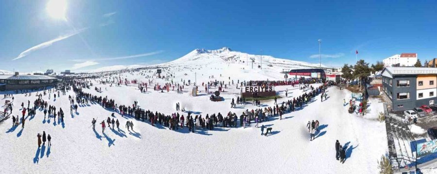 Erciyes’te Hafta Sonu Yoğunluğu, Binlerce Turist Pistlerde