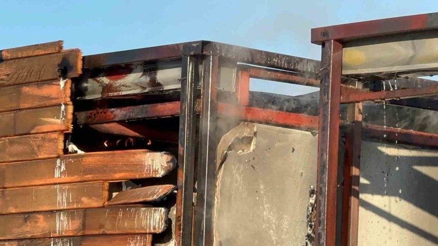 Yabancı Turistlerin Konakladığı Tuz Gölü’ndeki Butik Otelde Yangın Paniği