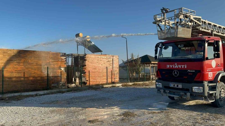 Yabancı Turistlerin Konakladığı Tuz Gölü’ndeki Butik Otelde Yangın Paniği