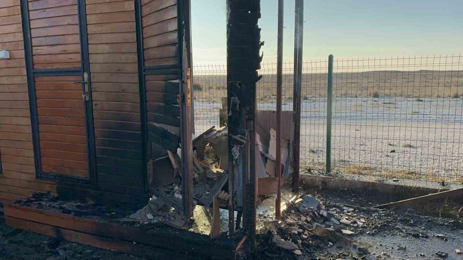 Yabancı Turistlerin Konakladığı Tuz Gölü’ndeki Butik Otelde Yangın Paniği