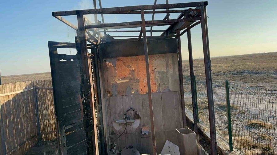 Yabancı Turistlerin Konakladığı Tuz Gölü’ndeki Butik Otelde Yangın Paniği