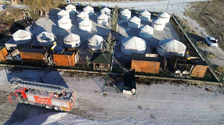 Yabancı Turistlerin Konakladığı Tuz Gölü’ndeki Butik Otelde Yangın Paniği