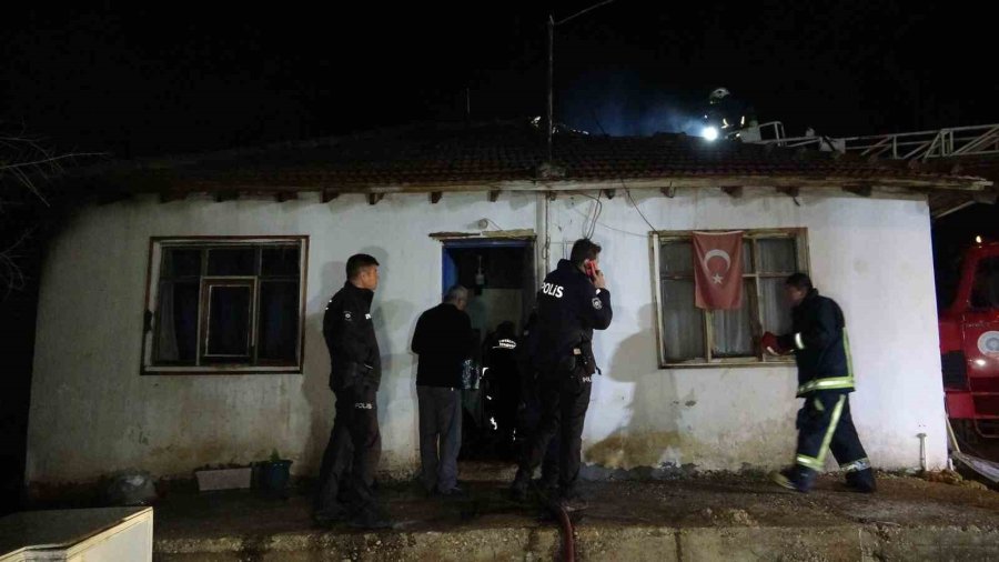 Antalya’da Gecekonduda Korkutan Yangın