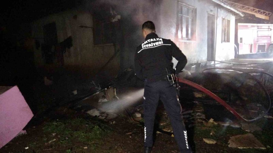 Antalya’da Gecekonduda Korkutan Yangın