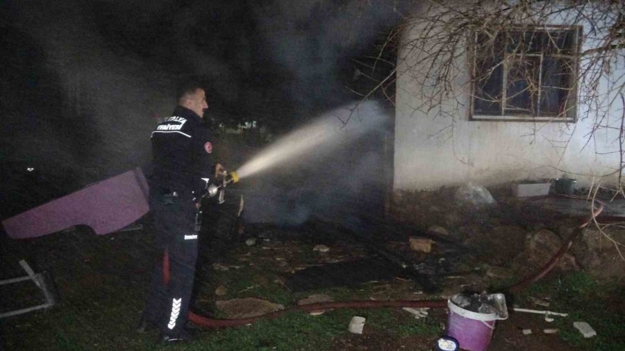 Antalya’da Gecekonduda Korkutan Yangın