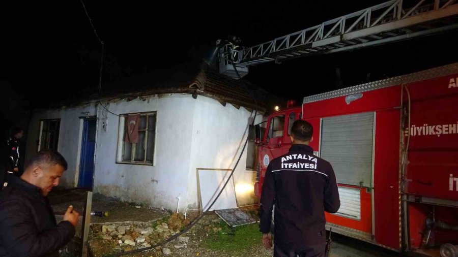 Antalya’da Gecekonduda Korkutan Yangın