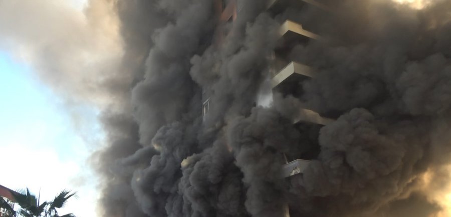Alanya’da 12 Katlı İnşaattaki Yangına 23 İtfaiye Aracı Ve 100’ün Üzerinde Personel Müdahale Etti