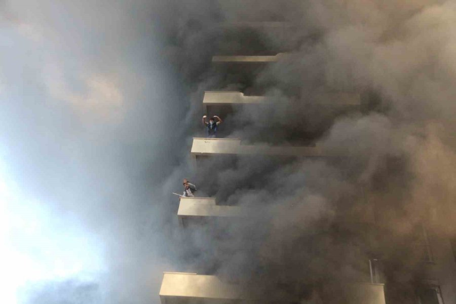 Alanya’da 12 Katlı İnşaattaki Yangına 23 İtfaiye Aracı Ve 100’ün Üzerinde Personel Müdahale Etti