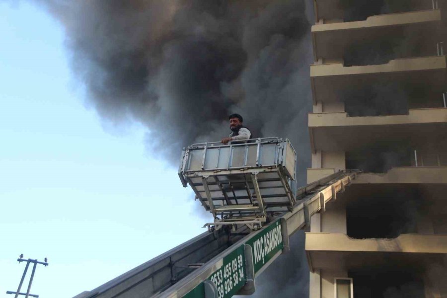 Alanya’da 12 Katlı İnşaattaki Yangına 23 İtfaiye Aracı Ve 100’ün Üzerinde Personel Müdahale Etti