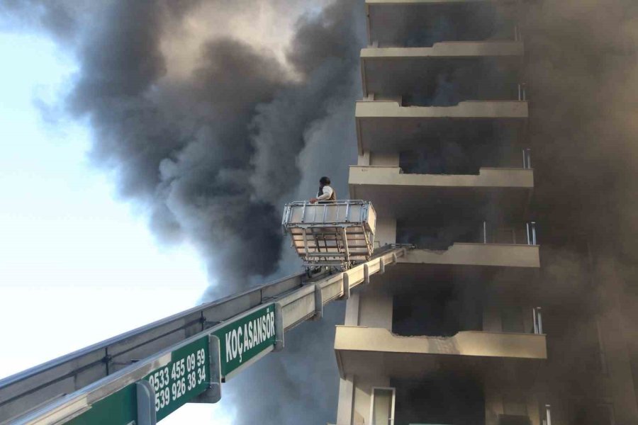 Alanya’da 12 Katlı İnşaattaki Yangına 23 İtfaiye Aracı Ve 100’ün Üzerinde Personel Müdahale Etti