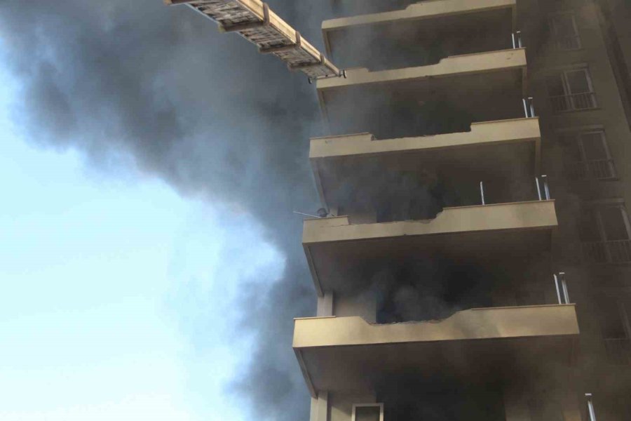 Alanya’da 12 Katlı İnşaattaki Yangına 23 İtfaiye Aracı Ve 100’ün Üzerinde Personel Müdahale Etti