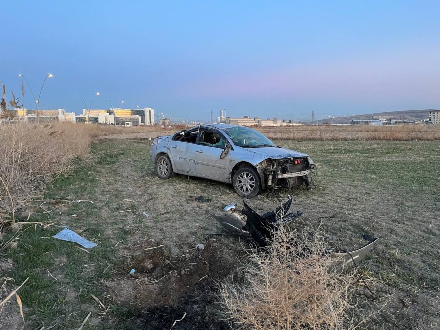 Takla Atan Otomobil Araziye Uçtu: 4 Yaralı