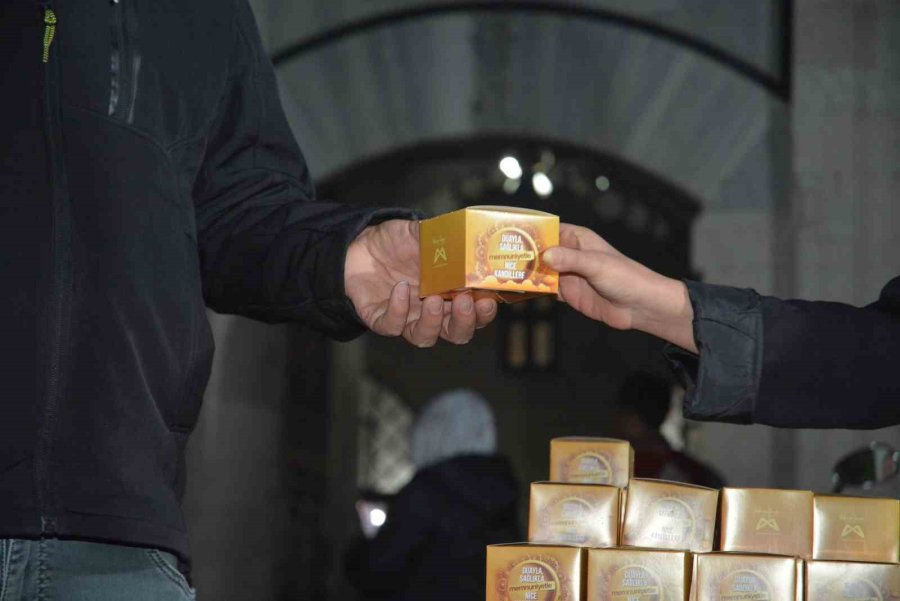 Mersin Büyükşehir Belediyesi 15 Bin Kandil Simidi Dağıttı