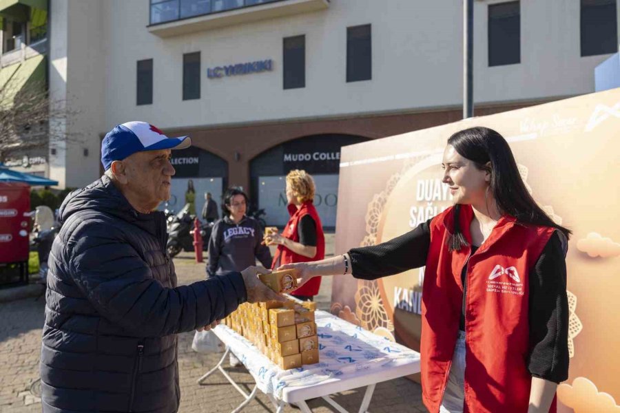 Mersin Büyükşehir Belediyesi 15 Bin Kandil Simidi Dağıttı