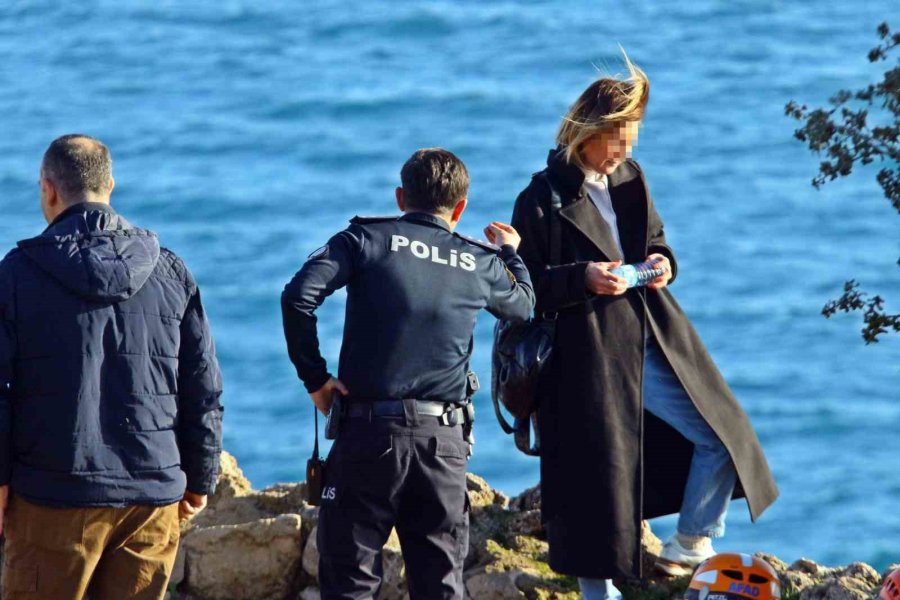 Annesinin Ölümüyle Bunalıma Girdi, Uçurumun Kenarında Ekiplere 4 Saat Ecel Teri Döktürdü