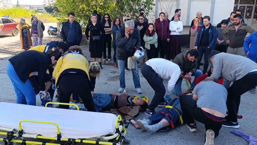 Motosiklet İle Otomobil Çarpıştı, 2 Genç Kız Ağır Yaralandı