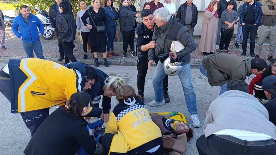 Motosiklet İle Otomobil Çarpıştı, 2 Genç Kız Ağır Yaralandı