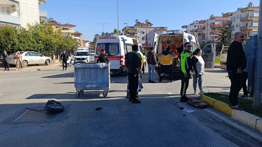 Motosiklet İle Otomobil Çarpıştı, 2 Genç Kız Ağır Yaralandı