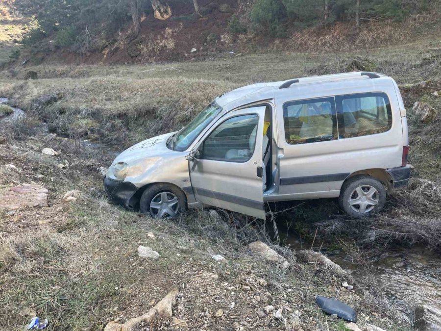 Sürücüsünün Direksiyon Hâkimiyetini Kaybettiği Araç Şarampole Uçtu