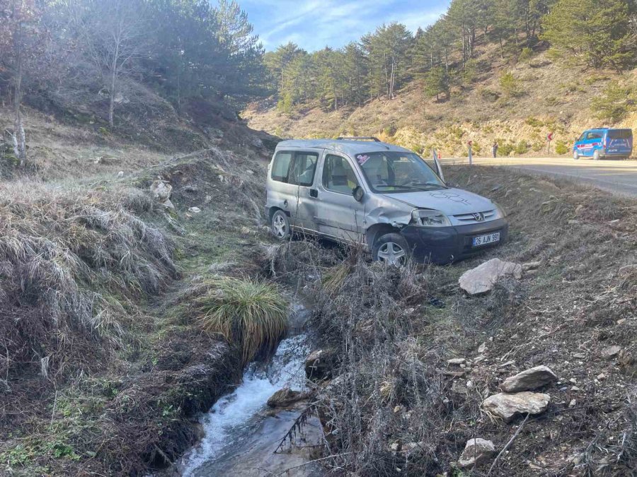 Sürücüsünün Direksiyon Hâkimiyetini Kaybettiği Araç Şarampole Uçtu