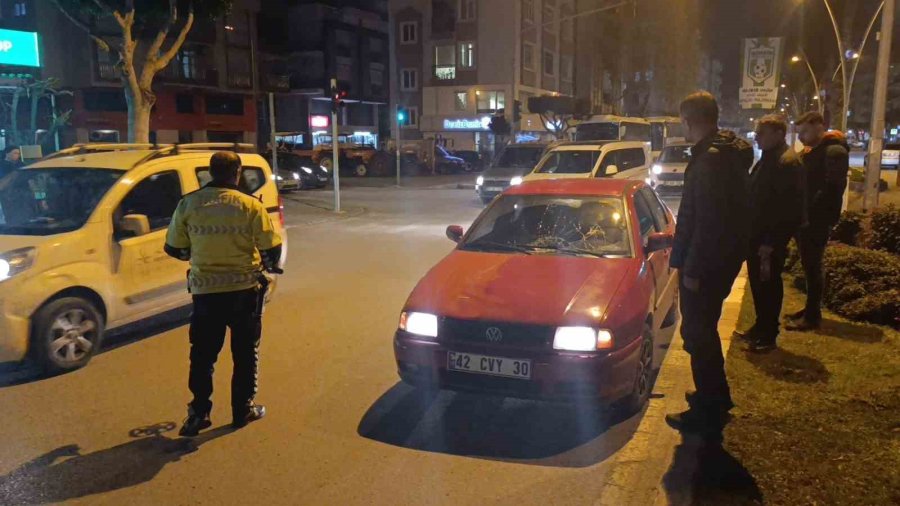 Yola Fırlayan Yayaya Otomobil Çarptı, Metrelerce Havaya Savruldu