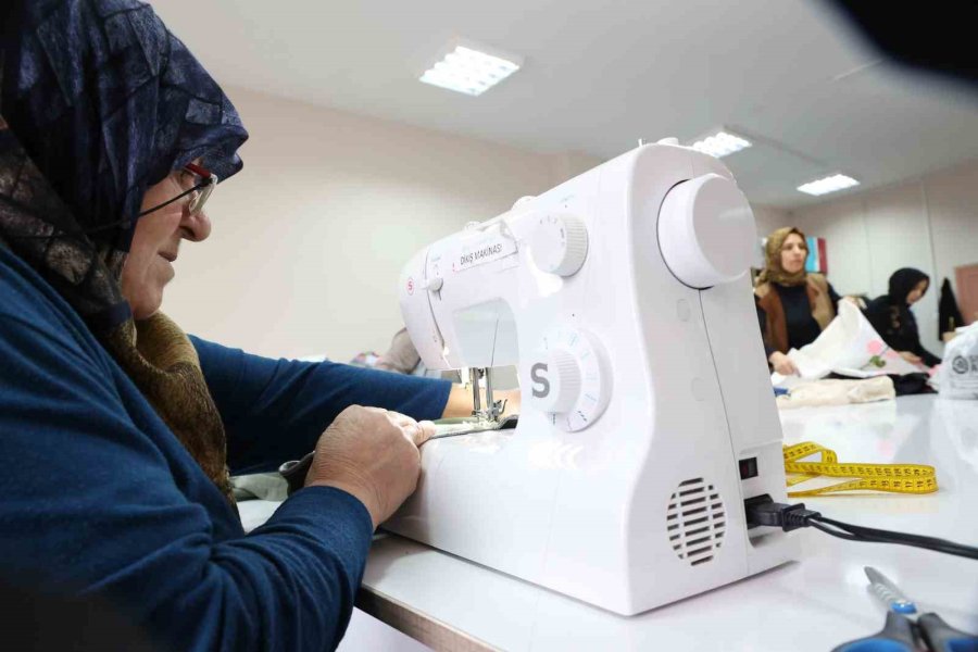 Elmalı Atasem Dikiş Atölyesinde Kadınlar Üreterek Kazanıyor