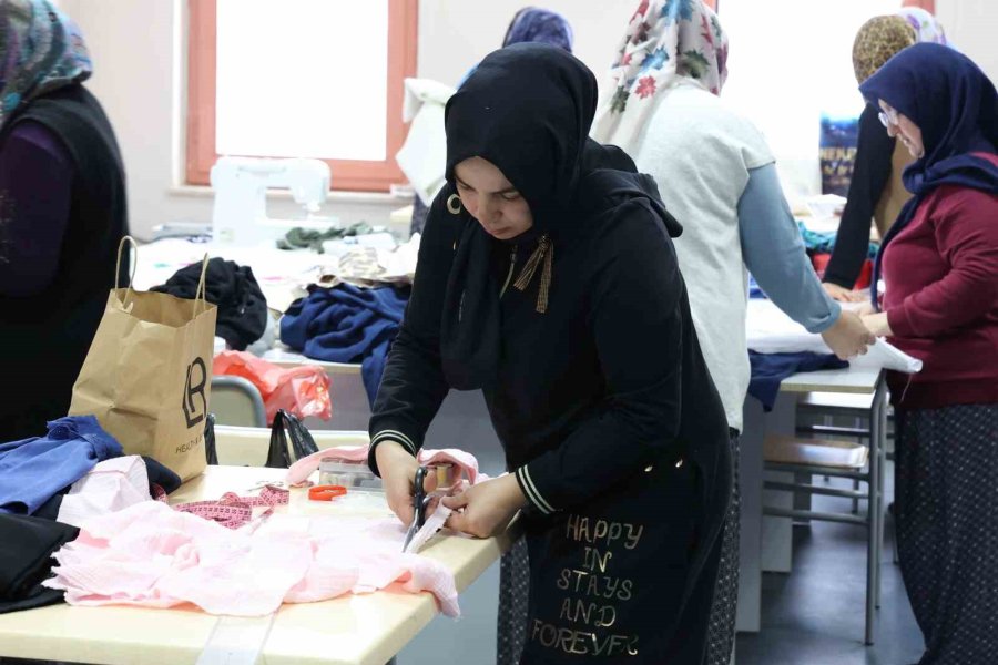 Elmalı Atasem Dikiş Atölyesinde Kadınlar Üreterek Kazanıyor
