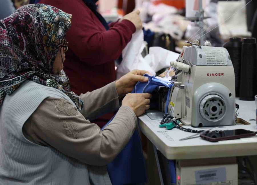 Elmalı Atasem Dikiş Atölyesinde Kadınlar Üreterek Kazanıyor