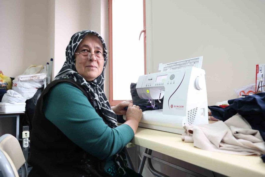 Elmalı Atasem Dikiş Atölyesinde Kadınlar Üreterek Kazanıyor