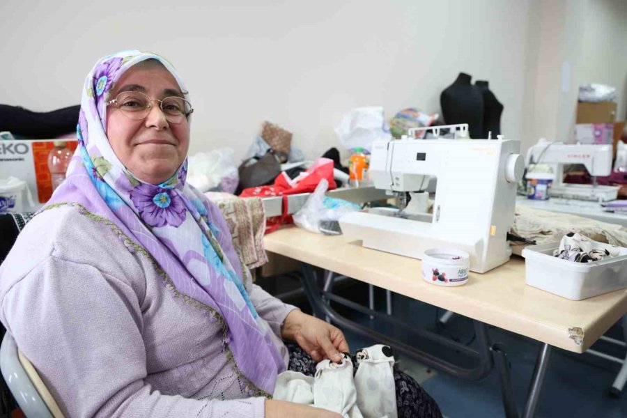 Elmalı Atasem Dikiş Atölyesinde Kadınlar Üreterek Kazanıyor