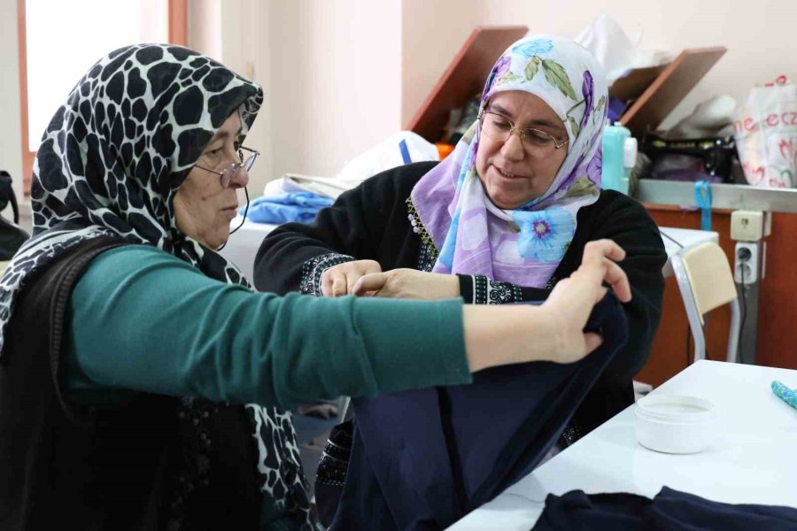 Elmalı Atasem Dikiş Atölyesinde Kadınlar Üreterek Kazanıyor